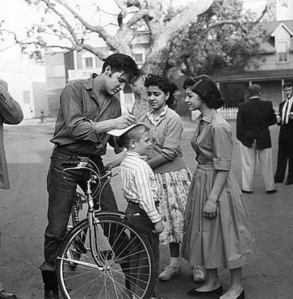 Elvis Presley picture with fans in street 